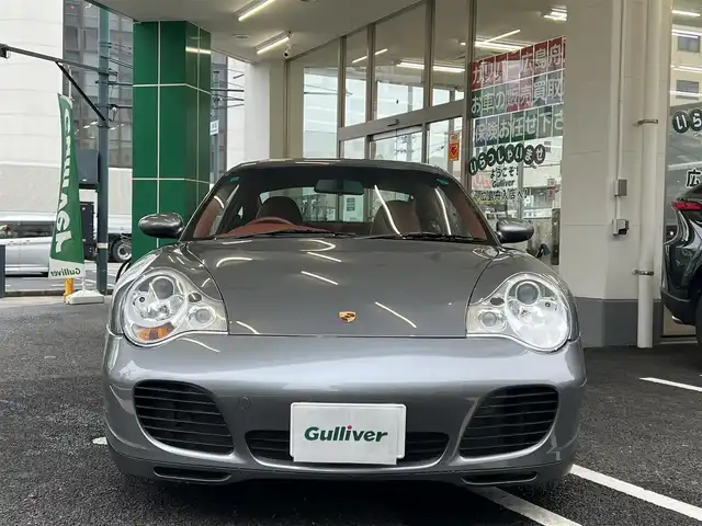 ポルシェ ９１１ カレラ4 S 広島県 2003(平15)年 5.5万km シールグレー 走行距離54575km（入庫時）/　社外ディスプレイオーディオ/　純正18インチアルミホイール/　本革シート（赤色）/　フロントパワーシート（運転席：メモリ付き）/　フロントシートヒーター/　ティプトロニック/　ETC/　ルーフ：アルカンターラ（内）/　バックカメラ/　キーレスキー/○タイヤサイズ/・フロント：225/40/18/・リア：295/30/18