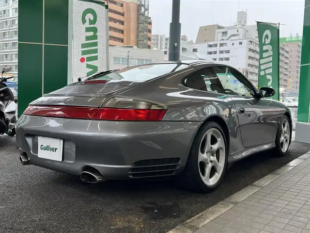 ポルシェ ９１１ カレラ4 S 広島県 2003(平15)年 5.5万km シールグレー 走行距離54575km（入庫時）/　社外ディスプレイオーディオ/　純正18インチアルミホイール/　本革シート（赤色）/　フロントパワーシート（運転席：メモリ付き）/　フロントシートヒーター/　ティプトロニック/　ETC/　ルーフ：アルカンターラ（内）/　バックカメラ/　キーレスキー/○タイヤサイズ/・フロント：225/40/18/・リア：295/30/18