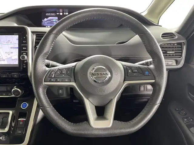 日産 セレナ e－パワー ハイウェイスター V 神奈川県 2018(平30)年 4.1万km ブリリアントホワイトパール 2トーン 純正9型SDナビゲーション/AM FM フルセグ Bluetooth CD DVD/アラウンドビューモニター/純正フリップダウンモニター/両側パワースライドドア/ハンズフリーオートスライドドア/プロパイロット/車線逸脱警報/車線逸脱防止支援システム/エマージェンシーブレーキ/標識表示機能/駐車支援/ふらつき警報/横滑り防止機能/ビルトインETC/前方ドライブレコーダー/デジタルインナーミラー/純正フロアマット/スマートキー/スペアキー/LEDヘッドライト/オートライト/純正15インチアルミホイル