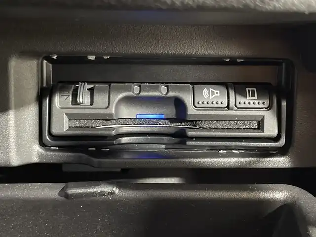 日産 セレナ e－パワー ハイウェイスター V 神奈川県 2018(平30)年 4.1万km ブリリアントホワイトパール 2トーン 純正9型SDナビゲーション/AM FM フルセグ Bluetooth CD DVD/アラウンドビューモニター/純正フリップダウンモニター/両側パワースライドドア/ハンズフリーオートスライドドア/プロパイロット/車線逸脱警報/車線逸脱防止支援システム/エマージェンシーブレーキ/標識表示機能/駐車支援/ふらつき警報/横滑り防止機能/ビルトインETC/前方ドライブレコーダー/デジタルインナーミラー/純正フロアマット/スマートキー/スペアキー/LEDヘッドライト/オートライト/純正15インチアルミホイル