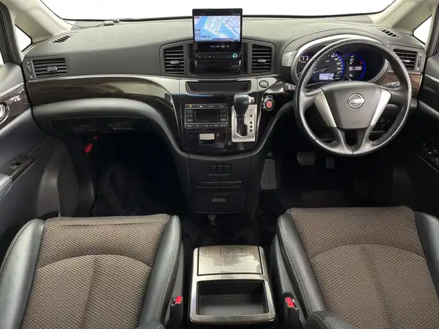 日産 エルグランド 250HWS アーバンクロム 鹿児島県 2012(平24)年 9.9万km ファントムブラック 社外SDナビ/(BT/CD/DVD/AM/FM/フルセグTV)/社外フリップダウンモニターTMX-R220MG/デジタルインナーミラー/両側パワースライドドア/オットマンシート/バックカメラ/ETC/キセノンヘッドライト/ウォークスルー/3列シート/前方ドライブレコーダー/ハーフレザーシート/純正18インチアルミホイール/スペアキー/保証書/取扱説明書