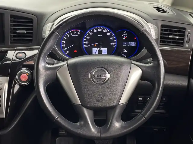 日産 エルグランド 250HWS アーバンクロム 鹿児島県 2012(平24)年 9.9万km ファントムブラック 社外SDナビ/(BT/CD/DVD/AM/FM/フルセグTV)/社外フリップダウンモニターTMX-R220MG/デジタルインナーミラー/両側パワースライドドア/オットマンシート/バックカメラ/ETC/キセノンヘッドライト/ウォークスルー/3列シート/前方ドライブレコーダー/ハーフレザーシート/純正18インチアルミホイール/スペアキー/保証書/取扱説明書