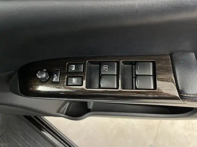 日産 エルグランド 250HWS アーバンクロム 鹿児島県 2012(平24)年 9.9万km ファントムブラック 社外SDナビ/(BT/CD/DVD/AM/FM/フルセグTV)/社外フリップダウンモニターTMX-R220MG/デジタルインナーミラー/両側パワースライドドア/オットマンシート/バックカメラ/ETC/キセノンヘッドライト/ウォークスルー/3列シート/前方ドライブレコーダー/ハーフレザーシート/純正18インチアルミホイール/スペアキー/保証書/取扱説明書