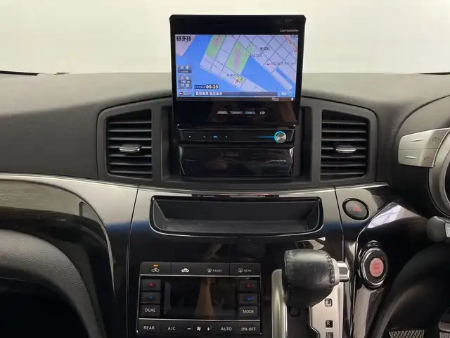 日産 エルグランド 250HWS アーバンクロム 鹿児島県 2012(平24)年 9.9万km ファントムブラック 社外SDナビ/(BT/CD/DVD/AM/FM/フルセグTV)/社外フリップダウンモニターTMX-R220MG/デジタルインナーミラー/両側パワースライドドア/オットマンシート/バックカメラ/ETC/キセノンヘッドライト/ウォークスルー/3列シート/前方ドライブレコーダー/ハーフレザーシート/純正18インチアルミホイール/スペアキー/保証書/取扱説明書