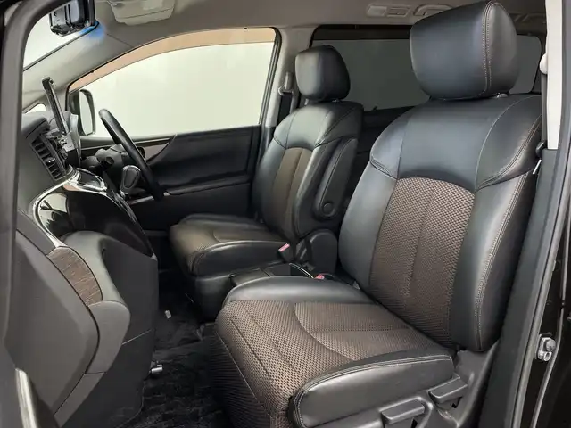 日産 エルグランド 250HWS アーバンクロム 鹿児島県 2012(平24)年 9.9万km ファントムブラック 社外SDナビ/(BT/CD/DVD/AM/FM/フルセグTV)/社外フリップダウンモニターTMX-R220MG/デジタルインナーミラー/両側パワースライドドア/オットマンシート/バックカメラ/ETC/キセノンヘッドライト/ウォークスルー/3列シート/前方ドライブレコーダー/ハーフレザーシート/純正18インチアルミホイール/スペアキー/保証書/取扱説明書