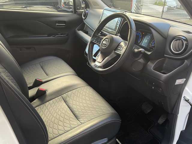 日産 デイズ HWS G ターボ プロパイロットED 愛知県 2023(令5)年 2万km アメジストブラック/シルキーホワイト 禁煙車/日産プロパイロット/純正ディスプレイオーディオ/（Bluetooth/AppleCarPlay/AndroidAuto/HDMI)/アランドビューカメラ/インテリジェントモビリティ/・インテリジェントエマージェンシーブレーキ/・アダプティブLEDヘッドライトシステム/・踏み間違い衝突防止アシスト/・車線逸脱警報機能/・車線逸脱防止支援システム/・前方衝突予測警報/・ふらつき警報/・先行車発進お知らせ機能/・標識認識機能/アダプティブクルーズコントロール/ブラインドスポットモニター/シートヒーター/ステアリングヒーター/前方ドライブレコーダー/ETC/純正15インチアルミホイール/純正フロアマット/純正ドアバイザー/LEDヘッドライト/オートライト/スペアキー1本/スマートキー/保証書/取扱説明書