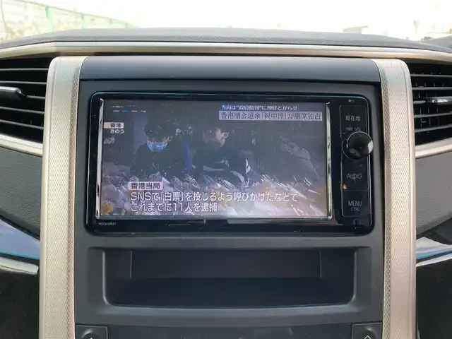 トヨタ アルファード 240S タイプゴールド 長野県 2013(平25)年 5.8万km ゴールドパールクリスタルシャイン ・純正ナビ/・フルセグTV/・10.5型フリップダウンモニター/・両側パワースライドドア/・パワーバックドア/・バックモニター/・ビルトインETC/・クルーズコントロール/・クリアランスソナー/バックソナー/・HIDヘッドランプ/・フロントフォグランプ/・デュアルオートエアコン/・木目調/革巻きコンビステアリング/・ステアリングスイッチ/・合皮/アルカンターラコンビシート/・2列目リラックスキャプテンシート/・純正18インチアルミホイール/・スマートキー/・プッシュエンジンスタート