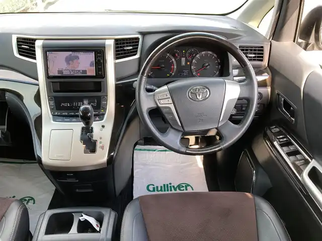 トヨタ アルファード 240S タイプゴールド 長野県 2013(平25)年 5.8万km ゴールドパールクリスタルシャイン ・純正ナビ/・フルセグTV/・10.5型フリップダウンモニター/・両側パワースライドドア/・パワーバックドア/・バックモニター/・ビルトインETC/・クルーズコントロール/・クリアランスソナー/バックソナー/・HIDヘッドランプ/・フロントフォグランプ/・デュアルオートエアコン/・木目調/革巻きコンビステアリング/・ステアリングスイッチ/・合皮/アルカンターラコンビシート/・2列目リラックスキャプテンシート/・純正18インチアルミホイール/・スマートキー/・プッシュエンジンスタート