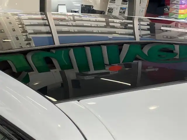 ランドローバー レンジローバーイヴォーク ダイナミック 神奈川県 2015(平27)年 6.5万km ユーロンホワイト 純正ナビ/(FM/AM/CD/DVD/BT/フルセグ)/バック/サイドカメラ/MERIDIANスピーカー/前後コーナーセンサー/クルーズコントロール/パドルシフト/本革シート/前席電動シート/シートメモリー/ガラスルーフ/パワーバックドア/フォグランプ/スペアキー×１