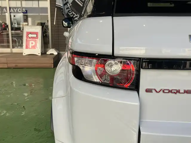 ランドローバー レンジローバーイヴォーク ダイナミック 神奈川県 2015(平27)年 6.5万km ユーロンホワイト 純正ナビ/(FM/AM/CD/DVD/BT/フルセグ)/バック/サイドカメラ/MERIDIANスピーカー/前後コーナーセンサー/クルーズコントロール/パドルシフト/本革シート/前席電動シート/シートメモリー/ガラスルーフ/パワーバックドア/フォグランプ/スペアキー×１