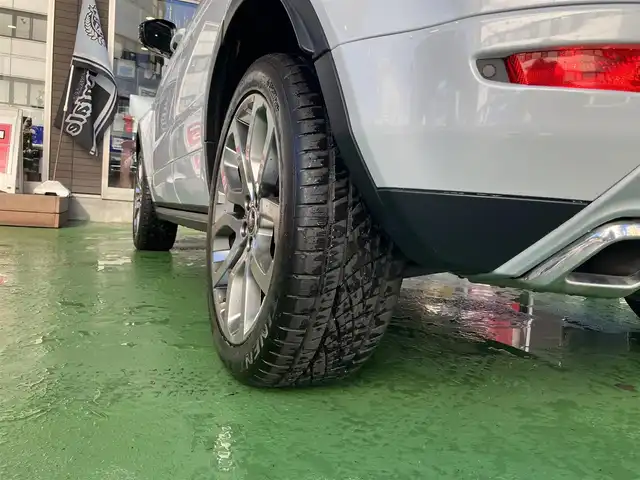 ランドローバー レンジローバーイヴォーク ダイナミック 神奈川県 2015(平27)年 6.5万km ユーロンホワイト 純正ナビ/(FM/AM/CD/DVD/BT/フルセグ)/バック/サイドカメラ/MERIDIANスピーカー/前後コーナーセンサー/クルーズコントロール/パドルシフト/本革シート/前席電動シート/シートメモリー/ガラスルーフ/パワーバックドア/フォグランプ/スペアキー×１