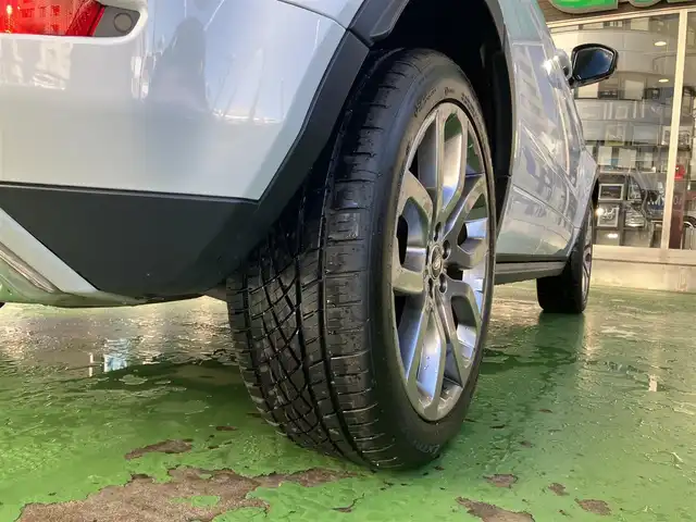 ランドローバー レンジローバーイヴォーク ダイナミック 神奈川県 2015(平27)年 6.5万km ユーロンホワイト 純正ナビ/(FM/AM/CD/DVD/BT/フルセグ)/バック/サイドカメラ/MERIDIANスピーカー/前後コーナーセンサー/クルーズコントロール/パドルシフト/本革シート/前席電動シート/シートメモリー/ガラスルーフ/パワーバックドア/フォグランプ/スペアキー×１