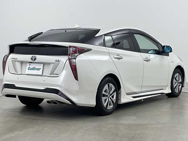 トヨタ プリウス A プレミアム 道央・札幌 2018(平30)年 7.6万km ホワイトパールクリスタルシャイン ・4WD/・寒冷地仕様/・純正ナビ&フルセグ&CD&DVD&BT/・バックカメラ/・トヨタセーフティセンス/・プリクラッシュセーフティ/・レーンディパーチャーアラート/・パーキングアシスト/・インテリジェットクリアランスソナー/・ブラインドスポットモニター/・ふらつき検知/・アダプティブクルーズコントロール/・ヘッドアップディスプレイ/・横滑り防止装置/・モデリスタエアロ/・純正ドライブレコーダー/・ETC/・レザーシート/・D席パワーシート/・シートヒーター/・ドアミラーヒーター/・ドアミラーウィンカー/・フロントワイパーデアイサー/・AC100V/・プッシュスタート/・LEDヘッドライト/・LEDフォグランプ/・オートマチックハイビーム/・オートライト/・スマートキー/・スペアキー