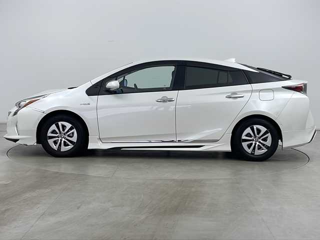 トヨタ プリウス A プレミアム 道央・札幌 2018(平30)年 7.6万km ホワイトパールクリスタルシャイン ・4WD/・寒冷地仕様/・純正ナビ&フルセグ&CD&DVD&BT/・バックカメラ/・トヨタセーフティセンス/・プリクラッシュセーフティ/・レーンディパーチャーアラート/・パーキングアシスト/・インテリジェットクリアランスソナー/・ブラインドスポットモニター/・ふらつき検知/・アダプティブクルーズコントロール/・ヘッドアップディスプレイ/・横滑り防止装置/・モデリスタエアロ/・純正ドライブレコーダー/・ETC/・レザーシート/・D席パワーシート/・シートヒーター/・ドアミラーヒーター/・ドアミラーウィンカー/・フロントワイパーデアイサー/・AC100V/・プッシュスタート/・LEDヘッドライト/・LEDフォグランプ/・オートマチックハイビーム/・オートライト/・スマートキー/・スペアキー