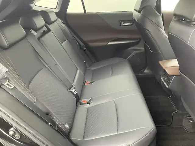 トヨタ ハリアー ハイブリッド Z レザーパッケージ 福岡県 2023(令5)年 2.2万km プレシャスブラックパール ワンオーナー　/調光パノラマルーフ　/メーカー１２．３型ナビ、フルセグTV　/バックカメラ　/ＪＢＬサウンド　/デジタルルームミラー　/ETC２．０　/トヨタセーフティセンス　/レーダークルーズコントロール　/コーナーセンサー　/衝突軽減ブレーキ　/レーンキープ　/ＢＳＭ　/ＰＫＳＢ　/ＨＵＤ　/ＭＴモード付ＡＴ　/パワーバックドア　/本革シート　/パワーシート　/シートベンチレーション／ヒーター　/ステアリングヒーター　/純正１８インチアルミホイール　/ＬＥＤヘッドライト