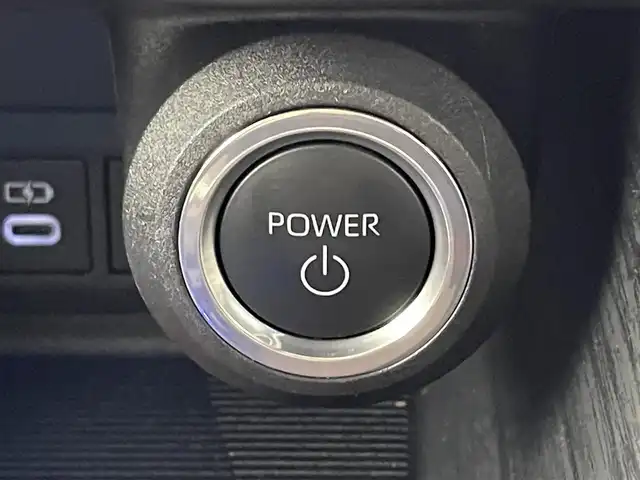 トヨタ ハリアー ハイブリッド Z レザーパッケージ 福岡県 2023(令5)年 2.2万km プレシャスブラックパール ワンオーナー　/調光パノラマルーフ　/メーカー１２．３型ナビ、フルセグTV　/バックカメラ　/ＪＢＬサウンド　/デジタルルームミラー　/ETC２．０　/トヨタセーフティセンス　/レーダークルーズコントロール　/コーナーセンサー　/衝突軽減ブレーキ　/レーンキープ　/ＢＳＭ　/ＰＫＳＢ　/ＨＵＤ　/ＭＴモード付ＡＴ　/パワーバックドア　/本革シート　/パワーシート　/シートベンチレーション／ヒーター　/ステアリングヒーター　/純正１８インチアルミホイール　/ＬＥＤヘッドライト