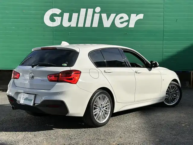 ＢＭＷ １１８ｄ Mスポーツ 東京都 2017(平29)年 8.6万km アルピンホワイトⅢ パーキングサポートパッケージ/・バックカメラ/・パークディスタンスコントロール/・パーキングアシスト/純正ナビ/・FM/AM/・CD/DVD/・Bluetooth/前ドライブレコーダー/アイドリングストップ/クルーズコントロール/MTモード/LEDライト/オートライト/フロントフォグランプ/Mエンブレム入り革ステアリング/スマートキー/スペアキー×1/ETC/純正10本ツインスポーク17インチアルミホイール/保証書/取扱説明書/R7　整備記録簿
