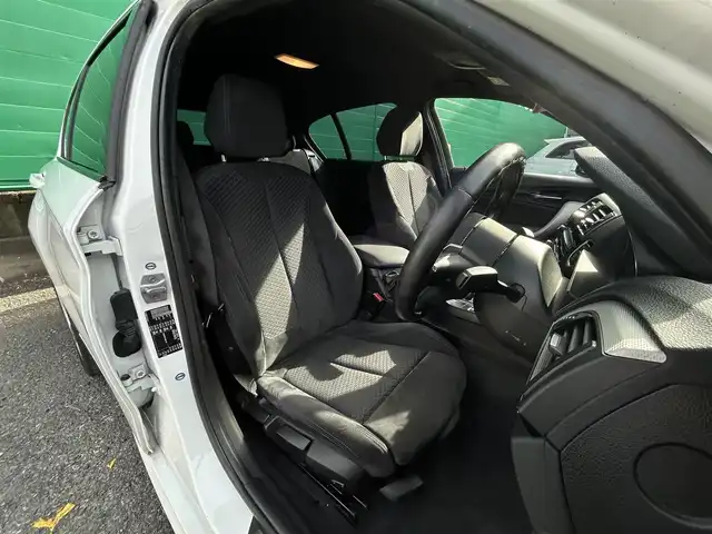 ＢＭＷ １１８ｄ Mスポーツ 東京都 2017(平29)年 8.6万km アルピンホワイトⅢ パーキングサポートパッケージ/・バックカメラ/・パークディスタンスコントロール/・パーキングアシスト/純正ナビ/・FM/AM/・CD/DVD/・Bluetooth/前ドライブレコーダー/アイドリングストップ/クルーズコントロール/MTモード/LEDライト/オートライト/フロントフォグランプ/Mエンブレム入り革ステアリング/スマートキー/スペアキー×1/ETC/純正10本ツインスポーク17インチアルミホイール/保証書/取扱説明書/R7　整備記録簿