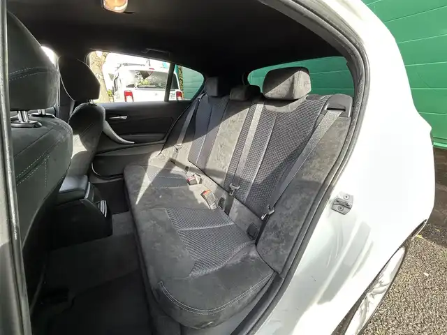 ＢＭＷ １１８ｄ Mスポーツ 東京都 2017(平29)年 8.6万km アルピンホワイトⅢ パーキングサポートパッケージ/・バックカメラ/・パークディスタンスコントロール/・パーキングアシスト/純正ナビ/・FM/AM/・CD/DVD/・Bluetooth/前ドライブレコーダー/アイドリングストップ/クルーズコントロール/MTモード/LEDライト/オートライト/フロントフォグランプ/Mエンブレム入り革ステアリング/スマートキー/スペアキー×1/ETC/純正10本ツインスポーク17インチアルミホイール/保証書/取扱説明書/R7　整備記録簿