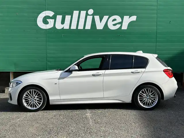 ＢＭＷ １１８ｄ Mスポーツ 東京都 2017(平29)年 8.6万km アルピンホワイトⅢ パーキングサポートパッケージ/・バックカメラ/・パークディスタンスコントロール/・パーキングアシスト/純正ナビ/・FM/AM/・CD/DVD/・Bluetooth/前ドライブレコーダー/アイドリングストップ/クルーズコントロール/MTモード/LEDライト/オートライト/フロントフォグランプ/Mエンブレム入り革ステアリング/スマートキー/スペアキー×1/ETC/純正10本ツインスポーク17インチアルミホイール/保証書/取扱説明書/R7　整備記録簿