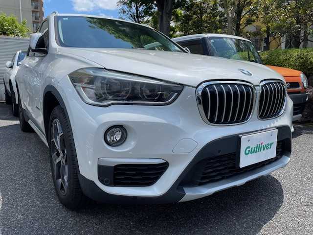 ＢＭＷ Ｘ１ xDrive 20i Xライン 東京都 2016(平28)年 5万km ミネラルホワイト 4WD/ダウンヒルアシスト/コンフォートパッケージ（・パワーバックドア・リアシートスライディング/バックレストリリース機能）/ドライビングアシスト（レーンディパーチャーウォーニング・前車接近警告機能・衝突回避/被害軽減ブレーキ）/ワンオーナー/保証書・取説・ナビ取説/Egプッシュスタート・スマートキー×2/ドライブモード/革巻きステア/ステアリングスチッチ/速度警告/黒ハーフレザーシート/純正HDDナビ/DVD/CD/BT/AUX/MSV/バックカメラ/ミラー一体型ETC/コーナーセンサー/純正１８インチアルミ/HID・オートライト・前後フォグ/ルーフレール/AUTOHOLD/横滑り防止装置/ウィンカーミラー/トノカバー