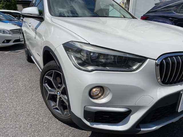 ＢＭＷ Ｘ１ xDrive 20i Xライン 東京都 2016(平28)年 5万km ミネラルホワイト 4WD/ダウンヒルアシスト/コンフォートパッケージ（・パワーバックドア・リアシートスライディング/バックレストリリース機能）/ドライビングアシスト（レーンディパーチャーウォーニング・前車接近警告機能・衝突回避/被害軽減ブレーキ）/ワンオーナー/保証書・取説・ナビ取説/Egプッシュスタート・スマートキー×2/ドライブモード/革巻きステア/ステアリングスチッチ/速度警告/黒ハーフレザーシート/純正HDDナビ/DVD/CD/BT/AUX/MSV/バックカメラ/ミラー一体型ETC/コーナーセンサー/純正１８インチアルミ/HID・オートライト・前後フォグ/ルーフレール/AUTOHOLD/横滑り防止装置/ウィンカーミラー/トノカバー
