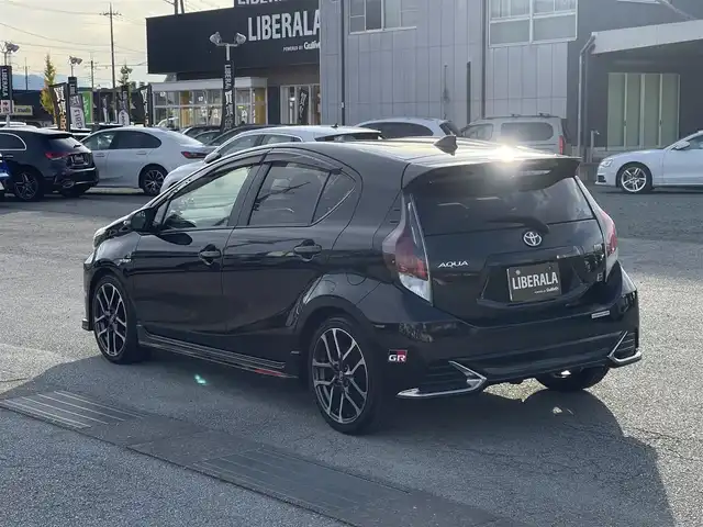 トヨタ アクア G GRスポーツ 17インチPKG 山梨県 2019(令1)年 4.3万km ブラックマイカ GR本革巻きステアリング　/GRボディーストライプ　/GRホイールデカール/GR本革巻きシフトノブ/GRフロアマット/GRスポーツサイドバイザー/純正SDナビ　/フルセグTV　/Ｂｌｕｅｔｏｏｔｈ　/バックカメラ　/シートヒーター　/クルーズコントロール　/ETC/Aライト　/Aハイビーム　/LKA/LED