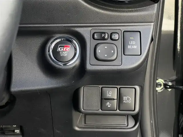 トヨタ アクア G GRスポーツ 17インチPKG 山梨県 2019(令1)年 4.3万km ブラックマイカ GR本革巻きステアリング　/GRボディーストライプ　/GRホイールデカール/GR本革巻きシフトノブ/GRフロアマット/GRスポーツサイドバイザー/純正SDナビ　/フルセグTV　/Ｂｌｕｅｔｏｏｔｈ　/バックカメラ　/シートヒーター　/クルーズコントロール　/ETC/Aライト　/Aハイビーム　/LKA/LED