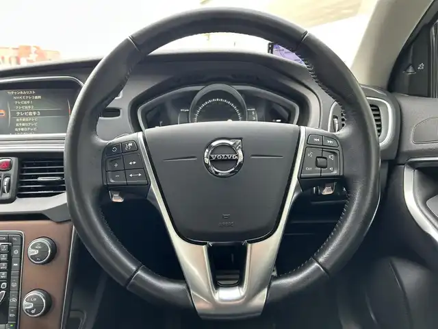 ボルボ Ｖ４０ クロスカントリー D4 サマム 岩手県 2018(平30)年 2.9万km パール 純正ナビ(BT、ipod、USB)/フルセグTV/ハーマンカードンオーディオ/バックカメラ　/レーダークルーズコントロール　/黒革シート/前席パワーシート　/前席シートヒーター　/プッシュスタート　/スマートキー×２　/ＥＴＣ　/ドライブレコーダー　/GPSレーダー/ナビステアリングスイッチ　/パドルシフト/革ステアリング/コーナーセンサー/12V/120Wソケット×2/オートライト/フォグランプ/保証書　取説