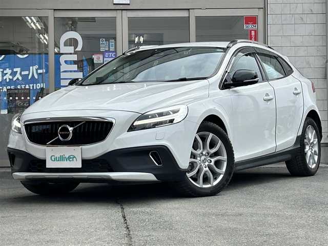 ボルボ Ｖ４０ クロスカントリー D4 サマム 岩手県 2018(平30)年 2.9万km パール 純正ナビ(BT、ipod、USB)/フルセグTV/ハーマンカードンオーディオ/バックカメラ　/レーダークルーズコントロール　/黒革シート/前席パワーシート　/前席シートヒーター　/プッシュスタート　/スマートキー×２　/ＥＴＣ　/ドライブレコーダー　/GPSレーダー/ナビステアリングスイッチ　/パドルシフト/革ステアリング/コーナーセンサー/12V/120Wソケット×2/オートライト/フォグランプ/保証書　取説