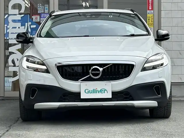 ボルボ Ｖ４０ クロスカントリー D4 サマム 岩手県 2018(平30)年 2.9万km パール 純正ナビ(BT、ipod、USB)/フルセグTV/ハーマンカードンオーディオ/バックカメラ　/レーダークルーズコントロール　/黒革シート/前席パワーシート　/前席シートヒーター　/プッシュスタート　/スマートキー×２　/ＥＴＣ　/ドライブレコーダー　/GPSレーダー/ナビステアリングスイッチ　/パドルシフト/革ステアリング/コーナーセンサー/12V/120Wソケット×2/オートライト/フォグランプ/保証書　取説