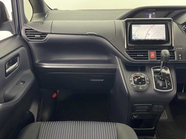 トヨタ ヴォクシー ZS 秋田県 2015(平27)年 8.5万km ブラッキッシュアゲハガラスフレーク 4WD/社外ナビ/(FM/AM/Bluetooth/フルセグTV/DVD/CD)/バックカメラ/両側パワースライドドア/横滑り防止装置/アイドリングストップ/ビルトインETC/ステアリングリモコン/LEDヘッドライト/オートライト/純正アルミホイール/純正フロアマット/電動格納ミラー/スマートキー/プッシュスタート/ドアバイザー