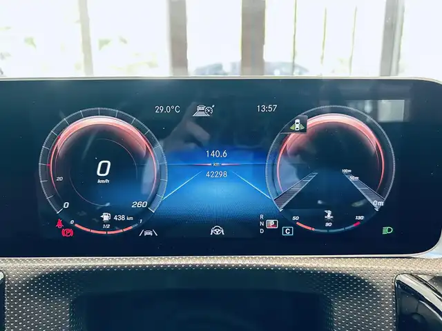 メルセデス・ベンツ ＣＬＡ２００ｄ Sブレーク AMGライン 大阪府 2019(令1)年 4.3万km デジタルホワイト レザーエクスクルーシブP/レーダーセーフティP/サンルーフ/HUD/ACC/純正ナビ/TV/360度カメラ/純正18インチAW/LEDヘッドライト/アンビエントライト/赤黒革/メモリ付きパワーシート/シートヒーター/電動リアゲート/ブラインドスポット/ワイヤレス充電/パドルシフト/クリアランスソナー/ETC/ドラレコ