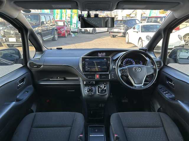 トヨタ ノア ハイブリッド G 愛知県 2015(平27)年 14.2万km ブラック /禁煙//アルパイン12.8インチフリップダウンモニター//アルパイン10インチナビ//CD/DVD/BT/MSV/フルセグ//バックカメラ//レーダー探知機//置くだけ充電//純正ドライブレコーダー//ビルトインETC//両側パワースライドドア//PCS//クルーズコントロール//横滑り防止装置//シートヒーター//LEDオートライト//フォグランプ//オートリトラウィンカーミラー//ロールサンシェード//革巻きステアリング//ステアリングスイッチ//照明付バニティミラー//nanoe//純正フロアマット//純正ドアバイザー//スペアスマートキー//新車時保証書//取扱説明書//サマータイヤ付純正15AW積込