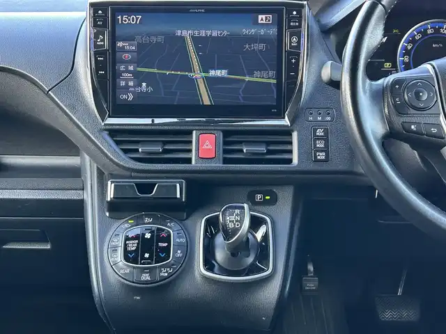 トヨタ ノア ハイブリッド G 愛知県 2015(平27)年 14.2万km ブラック /禁煙//アルパイン12.8インチフリップダウンモニター//アルパイン10インチナビ//CD/DVD/BT/MSV/フルセグ//バックカメラ//レーダー探知機//置くだけ充電//純正ドライブレコーダー//ビルトインETC//両側パワースライドドア//PCS//クルーズコントロール//横滑り防止装置//シートヒーター//LEDオートライト//フォグランプ//オートリトラウィンカーミラー//ロールサンシェード//革巻きステアリング//ステアリングスイッチ//照明付バニティミラー//nanoe//純正フロアマット//純正ドアバイザー//スペアスマートキー//新車時保証書//取扱説明書//サマータイヤ付純正15AW積込