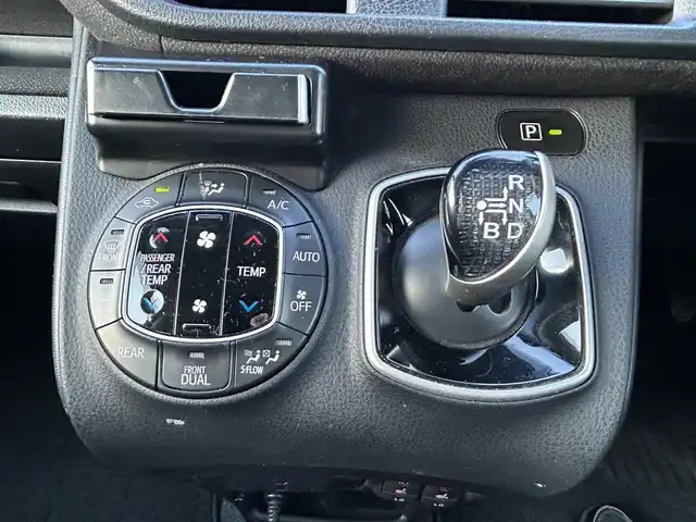 トヨタ ノア ハイブリッド G 愛知県 2015(平27)年 14.2万km ブラック /禁煙//アルパイン12.8インチフリップダウンモニター//アルパイン10インチナビ//CD/DVD/BT/MSV/フルセグ//バックカメラ//レーダー探知機//置くだけ充電//純正ドライブレコーダー//ビルトインETC//両側パワースライドドア//PCS//クルーズコントロール//横滑り防止装置//シートヒーター//LEDオートライト//フォグランプ//オートリトラウィンカーミラー//ロールサンシェード//革巻きステアリング//ステアリングスイッチ//照明付バニティミラー//nanoe//純正フロアマット//純正ドアバイザー//スペアスマートキー//新車時保証書//取扱説明書//サマータイヤ付純正15AW積込