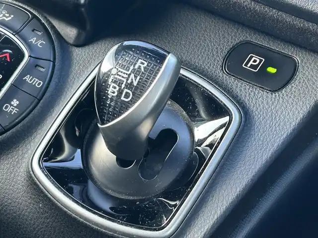 トヨタ ノア ハイブリッド G 愛知県 2015(平27)年 14.2万km ブラック /禁煙//アルパイン12.8インチフリップダウンモニター//アルパイン10インチナビ//CD/DVD/BT/MSV/フルセグ//バックカメラ//レーダー探知機//置くだけ充電//純正ドライブレコーダー//ビルトインETC//両側パワースライドドア//PCS//クルーズコントロール//横滑り防止装置//シートヒーター//LEDオートライト//フォグランプ//オートリトラウィンカーミラー//ロールサンシェード//革巻きステアリング//ステアリングスイッチ//照明付バニティミラー//nanoe//純正フロアマット//純正ドアバイザー//スペアスマートキー//新車時保証書//取扱説明書//サマータイヤ付純正15AW積込