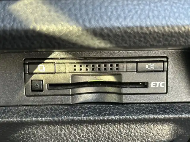 トヨタ ノア ハイブリッド G 愛知県 2015(平27)年 14.2万km ブラック /禁煙//アルパイン12.8インチフリップダウンモニター//アルパイン10インチナビ//CD/DVD/BT/MSV/フルセグ//バックカメラ//レーダー探知機//置くだけ充電//純正ドライブレコーダー//ビルトインETC//両側パワースライドドア//PCS//クルーズコントロール//横滑り防止装置//シートヒーター//LEDオートライト//フォグランプ//オートリトラウィンカーミラー//ロールサンシェード//革巻きステアリング//ステアリングスイッチ//照明付バニティミラー//nanoe//純正フロアマット//純正ドアバイザー//スペアスマートキー//新車時保証書//取扱説明書//サマータイヤ付純正15AW積込