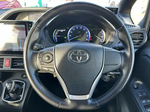 トヨタ ノア ハイブリッド G 愛知県 2015(平27)年 14.2万km ブラック /禁煙//アルパイン12.8インチフリップダウンモニター//アルパイン10インチナビ//CD/DVD/BT/MSV/フルセグ//バックカメラ//レーダー探知機//置くだけ充電//純正ドライブレコーダー//ビルトインETC//両側パワースライドドア//PCS//クルーズコントロール//横滑り防止装置//シートヒーター//LEDオートライト//フォグランプ//オートリトラウィンカーミラー//ロールサンシェード//革巻きステアリング//ステアリングスイッチ//照明付バニティミラー//nanoe//純正フロアマット//純正ドアバイザー//スペアスマートキー//新車時保証書//取扱説明書//サマータイヤ付純正15AW積込