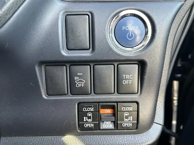 トヨタ ノア ハイブリッド G 愛知県 2015(平27)年 14.2万km ブラック /禁煙//アルパイン12.8インチフリップダウンモニター//アルパイン10インチナビ//CD/DVD/BT/MSV/フルセグ//バックカメラ//レーダー探知機//置くだけ充電//純正ドライブレコーダー//ビルトインETC//両側パワースライドドア//PCS//クルーズコントロール//横滑り防止装置//シートヒーター//LEDオートライト//フォグランプ//オートリトラウィンカーミラー//ロールサンシェード//革巻きステアリング//ステアリングスイッチ//照明付バニティミラー//nanoe//純正フロアマット//純正ドアバイザー//スペアスマートキー//新車時保証書//取扱説明書//サマータイヤ付純正15AW積込