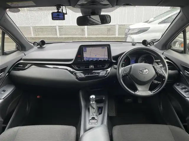 トヨタ Ｃ－ＨＲ S LEDパッケージ 香川県 2019(平31)年 6.4万km ブラックマイカ 登録時走行距離：63180km/ディーラー純正9型ナビ/　CD DVD BT フルセグTV/バックカメラ/規格外18インチアルミ/プリクラッシュセーティシステム/レーンキープアシスト/レーダークルーズコントロール/コーナーセンサー/オートハイビーム/LEDヘッドライト/オートライト/フォグランプ/前後ドライブレコーダー/ビルトインETC/オートホールド機能付き電子パーキングブレーキ/PWオールオート/ドアロック連動式オートリトラクタブル電動格納ウィンカーミラー/ドアバイザー/純正フロアマット/革巻きステアリング/ステアリングスイッチ/プッシュスタート/スマートキー/スペアキー