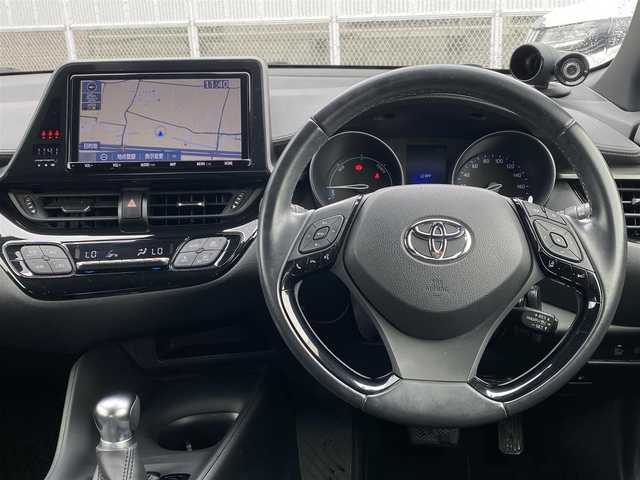 トヨタ Ｃ－ＨＲ S LEDパッケージ 香川県 2019(平31)年 6.4万km ブラックマイカ 登録時走行距離：63180km/ディーラー純正9型ナビ/　CD DVD BT フルセグTV/バックカメラ/規格外18インチアルミ/プリクラッシュセーティシステム/レーンキープアシスト/レーダークルーズコントロール/コーナーセンサー/オートハイビーム/LEDヘッドライト/オートライト/フォグランプ/前後ドライブレコーダー/ビルトインETC/オートホールド機能付き電子パーキングブレーキ/PWオールオート/ドアロック連動式オートリトラクタブル電動格納ウィンカーミラー/ドアバイザー/純正フロアマット/革巻きステアリング/ステアリングスイッチ/プッシュスタート/スマートキー/スペアキー