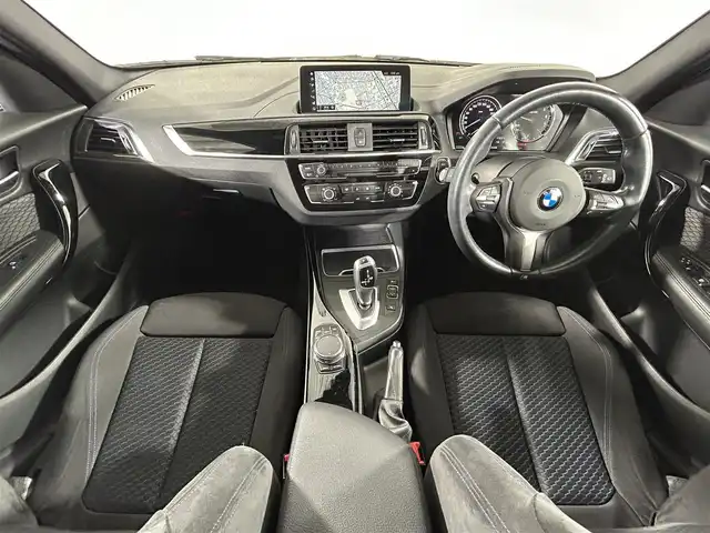 ＢＭＷ １１８ｉ Mスポーツ 佐賀県 2018(平30)年 2.6万km 白 ワンオーナー/衝突軽減ブレーキ/レーンキープアシスト/純正ナビ/CD/DVD/MSV/Bluetooth/バックカメラ /ビルトインETC/クリアランスソナー /クルーズコントロール/アイドリングストップ/LEDライト/純正１７インチアルミホイール/純正フロアマット/革巻きステアリング/スマートキー/スペアキー