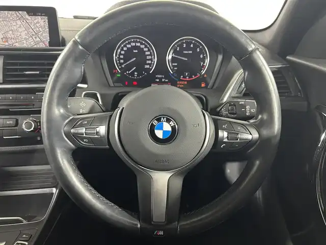 ＢＭＷ １１８ｉ Mスポーツ 佐賀県 2018(平30)年 2.6万km 白 ワンオーナー/衝突軽減ブレーキ/レーンキープアシスト/純正ナビ/CD/DVD/MSV/Bluetooth/バックカメラ /ビルトインETC/クリアランスソナー /クルーズコントロール/アイドリングストップ/LEDライト/純正１７インチアルミホイール/純正フロアマット/革巻きステアリング/スマートキー/スペアキー