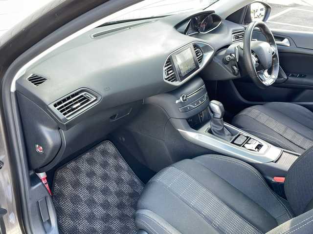 プジョー ３０８ SW シエロ 秋田県 2015(平27)年 17.3万km ガンＭ／黒 ・エンジンスタートボタン/・スマートキー/・AAC/・純正ナビ/・バックモニター/・ABS/・横滑り防止/・前後センサー/・オートライト/・LED/・サンルーフ/・フルフラットシート/・MTモード付AT
