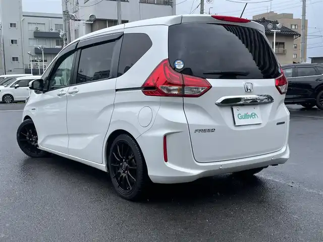 ホンダ フリード ハイブリット G ホンダセンシング 島根県 2019(令1)年 5.4万km プラチナホワイトパール 純正９型メモリナビ　/フルセグTV　/ＤＶＤ再生　/Ｂｌｕｅｔｏｏｔｈ接続　/純正後席用モニター　/バックカメラ　/前後ドライブレコーダー　/ビルトインＥＴＣ　/アダプティブクルーズコントロール　/両側パワースライドドア　/後方コーナーセンサー　/前席シートヒーター　/スマートキー　/純正LEDライト/社外１７インチアルミホイール/純正フロアマット/保証書・取扱説明書（本体＋ナビ）/スペアキー１本/スタッドレスタイヤ積み込み