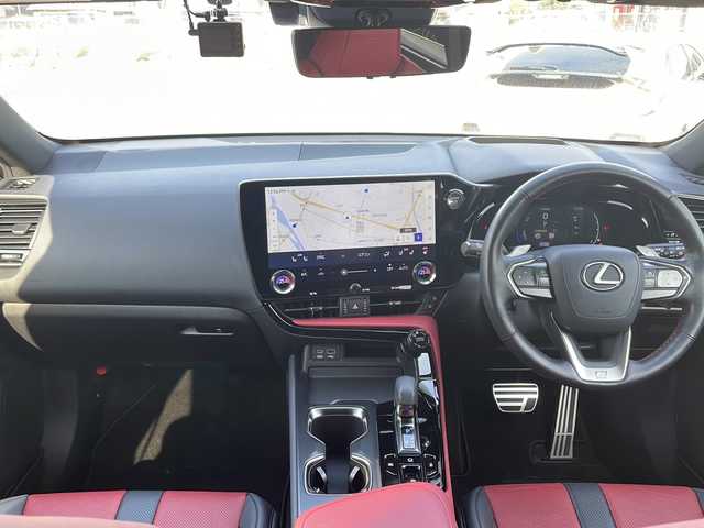 レクサス ＮＸ 350h Fスポーツ 三重県 2023(令5)年 1.8万km ホワイトノーヴァガラスフレーク メーカーオプション/・ムーンルーフ/・デジタルインナーミラー/・アクセサリーコンセント/レクサスチームメイト/・パノラミックビューモニター/・パーキングサポート/・緊急時操舵支援/・フロントクロストラフィックアラート/・レーンチェンジアシスト/三眼フルLEDヘッドランプ/・アダプティブハイビームシステム/・ヘッドランプクリーナー/・LEDコーナリングランプ/セーフティシステムプラス/・プリクラッシュセーフティ/・レーンディパーチャーアラート/・レーントレーシングアシスト/・レーダークルーズコントロール/・ロードサインアシスト/・発進遅れ告知機能/・ドライバー異常時対応システム/・プロアクティブドライビングアシスト/BSM/パーキングサポートブレーキ/純正14型ディスプレイオーディオプラス/【ナビ/フルセグ/BT/USB/Miracast】/ビルトインETC2.0/前後ドライブレコーダー/パドルシフト/HUD/パワーバックドア/レザーシート/D/N席パワーシート/D/N席シートベンチレーション/D/N席シートヒーター/ステアリングヒーター/プッシュスタート/スマートキー/フロアマット