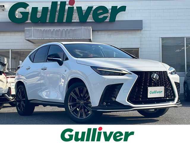 レクサス ＮＸ 350h Fスポーツ 三重県 2023(令5)年 1.8万km ホワイトノーヴァガラスフレーク メーカーオプション/・ムーンルーフ/・デジタルインナーミラー/・アクセサリーコンセント/レクサスチームメイト/・パノラミックビューモニター/・パーキングサポート/・緊急時操舵支援/・フロントクロストラフィックアラート/・レーンチェンジアシスト/三眼フルLEDヘッドランプ/・アダプティブハイビームシステム/・ヘッドランプクリーナー/・LEDコーナリングランプ/セーフティシステムプラス/・プリクラッシュセーフティ/・レーンディパーチャーアラート/・レーントレーシングアシスト/・レーダークルーズコントロール/・ロードサインアシスト/・発進遅れ告知機能/・ドライバー異常時対応システム/・プロアクティブドライビングアシスト/BSM/パーキングサポートブレーキ/純正14型ディスプレイオーディオプラス/【ナビ/フルセグ/BT/USB/Miracast】/ビルトインETC2.0/前後ドライブレコーダー/パドルシフト/HUD/パワーバックドア/レザーシート/D/N席パワーシート/D/N席シートベンチレーション/D/N席シートヒーター/ステアリングヒーター/プッシュスタート/スマートキー/フロアマット