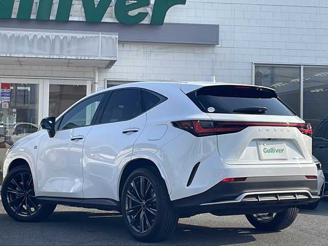 レクサス ＮＸ 350h Fスポーツ 三重県 2023(令5)年 1.8万km ホワイトノーヴァガラスフレーク メーカーオプション/・ムーンルーフ/・デジタルインナーミラー/・アクセサリーコンセント/レクサスチームメイト/・パノラミックビューモニター/・パーキングサポート/・緊急時操舵支援/・フロントクロストラフィックアラート/・レーンチェンジアシスト/三眼フルLEDヘッドランプ/・アダプティブハイビームシステム/・ヘッドランプクリーナー/・LEDコーナリングランプ/セーフティシステムプラス/・プリクラッシュセーフティ/・レーンディパーチャーアラート/・レーントレーシングアシスト/・レーダークルーズコントロール/・ロードサインアシスト/・発進遅れ告知機能/・ドライバー異常時対応システム/・プロアクティブドライビングアシスト/BSM/パーキングサポートブレーキ/純正14型ディスプレイオーディオプラス/【ナビ/フルセグ/BT/USB/Miracast】/ビルトインETC2.0/前後ドライブレコーダー/パドルシフト/HUD/パワーバックドア/レザーシート/D/N席パワーシート/D/N席シートベンチレーション/D/N席シートヒーター/ステアリングヒーター/プッシュスタート/スマートキー/フロアマット