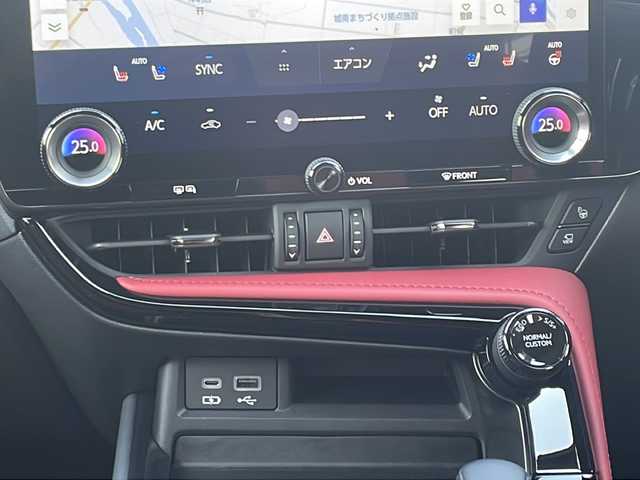 レクサス ＮＸ 350h Fスポーツ 三重県 2023(令5)年 1.8万km ホワイトノーヴァガラスフレーク メーカーオプション/・ムーンルーフ/・デジタルインナーミラー/・アクセサリーコンセント/レクサスチームメイト/・パノラミックビューモニター/・パーキングサポート/・緊急時操舵支援/・フロントクロストラフィックアラート/・レーンチェンジアシスト/三眼フルLEDヘッドランプ/・アダプティブハイビームシステム/・ヘッドランプクリーナー/・LEDコーナリングランプ/セーフティシステムプラス/・プリクラッシュセーフティ/・レーンディパーチャーアラート/・レーントレーシングアシスト/・レーダークルーズコントロール/・ロードサインアシスト/・発進遅れ告知機能/・ドライバー異常時対応システム/・プロアクティブドライビングアシスト/BSM/パーキングサポートブレーキ/純正14型ディスプレイオーディオプラス/【ナビ/フルセグ/BT/USB/Miracast】/ビルトインETC2.0/前後ドライブレコーダー/パドルシフト/HUD/パワーバックドア/レザーシート/D/N席パワーシート/D/N席シートベンチレーション/D/N席シートヒーター/ステアリングヒーター/プッシュスタート/スマートキー/フロアマット